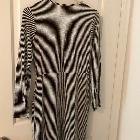 Stripped long sleeve dress, assymetrical buttons - Picture 3 of 4